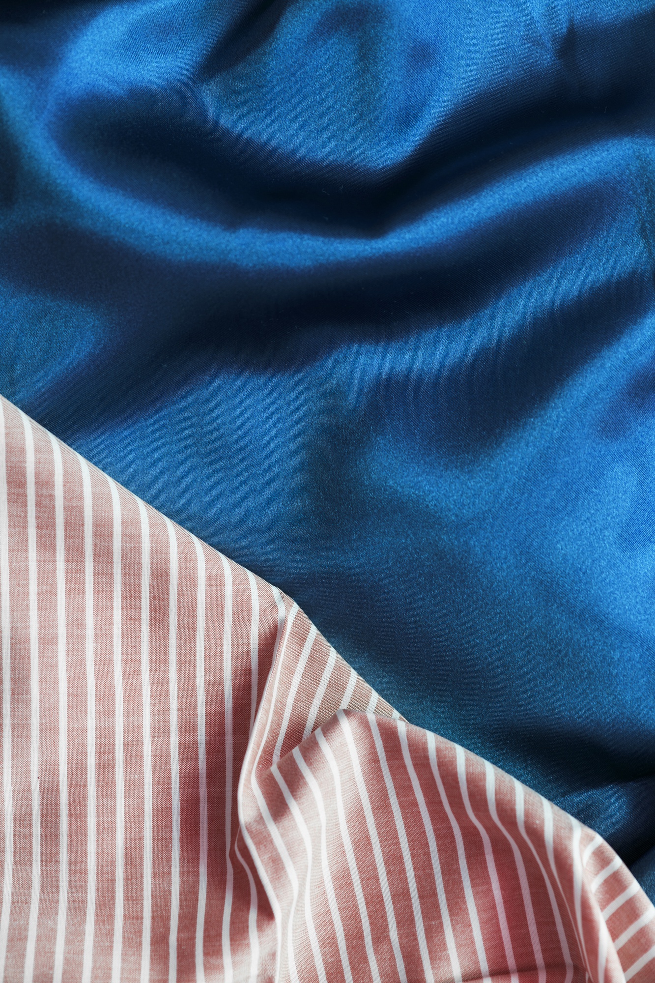 Gestreiftes Textilmuster in Blau