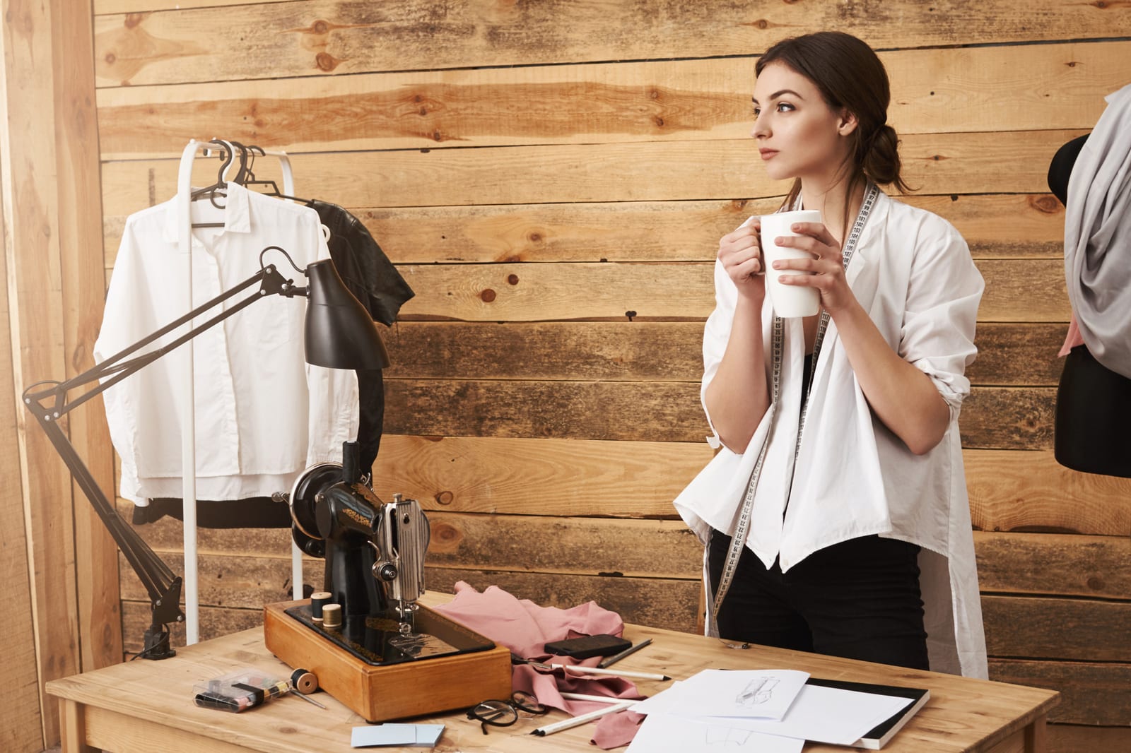 Designerin macht eine Pause in der Werkstatt
