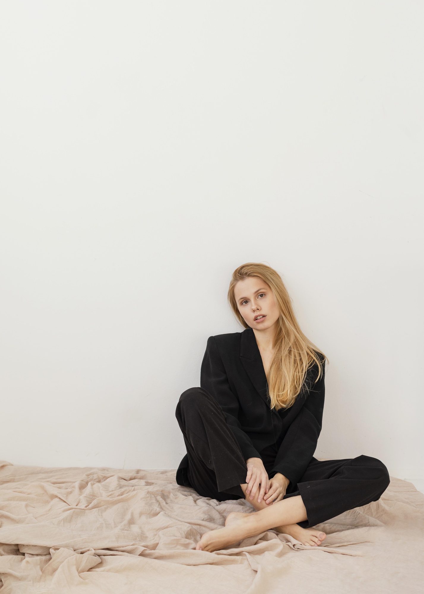 Junge Frau in elegantem Anzug, Porträt
