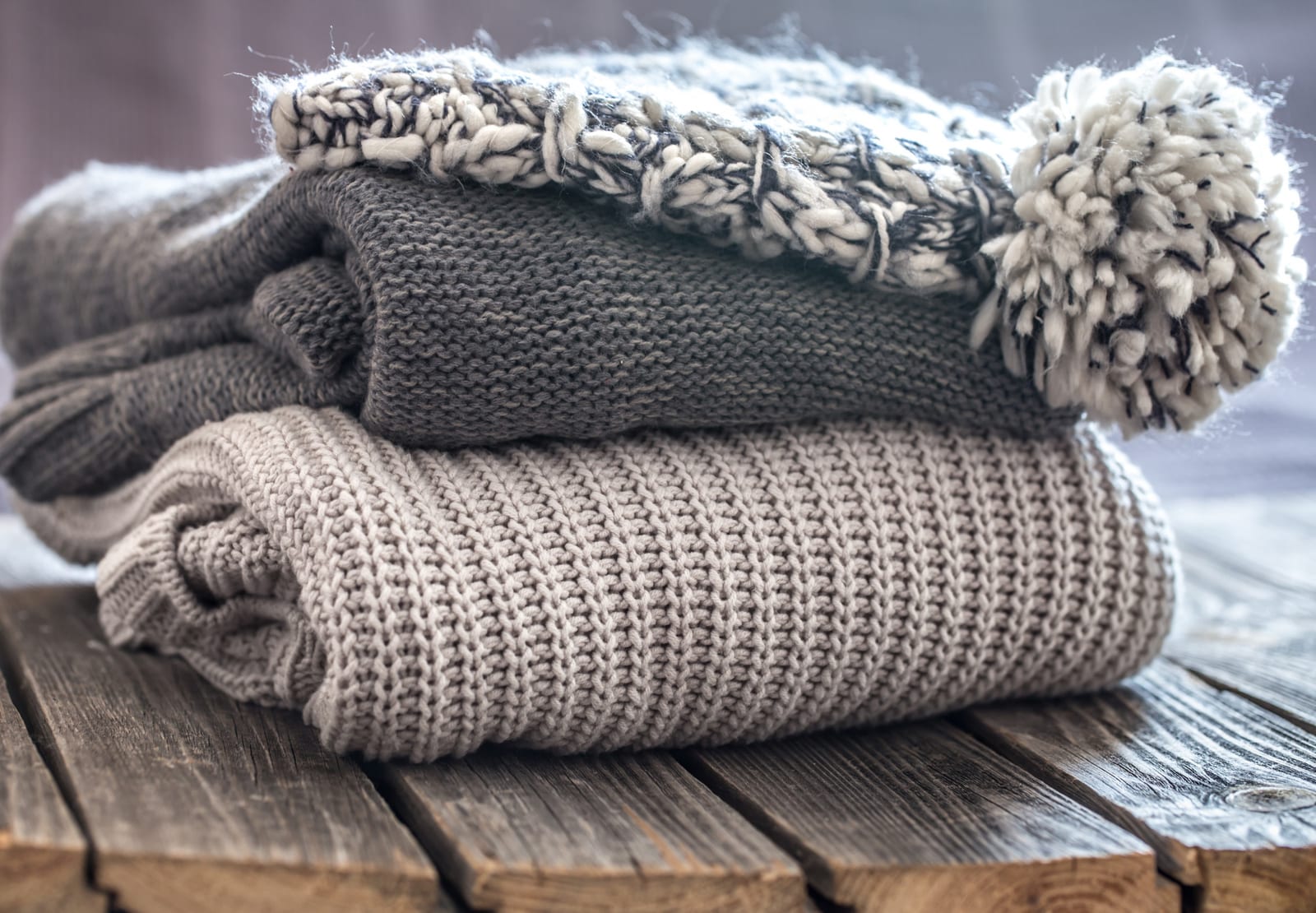 Fein gestrickte Pullover ordentlich gefaltet